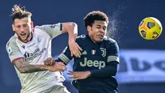 Duel udara pemain Juventus, Weston McKennie (kanan) dengan pemain Bologna, Mitchell Dijks dalam laga lanjutan Liga Italia di Stadion Allianz, Turin, Minggu (24/1/2021). (Foto: AFP/Miguel Medina)