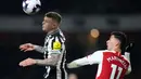 Gol bunuh diri pemain Newcastle United, Sven Botman pada menit ke-18 menjadi awal kemenangan Arsenal. (AP Photo/Alastair Grant)