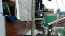 Anak-anak gang H. Maliki, Cawang memanfaatkan banjir untuk berenang, Jakarta, Senin (16/11). Pasca datangnya air kiriman dari Bogor, puluhan rumah di pinggir kali Ciliwung terendam banjir dengan ketinggian mencapai 3 meter. (Liputan6.com/Yoppy Renato)