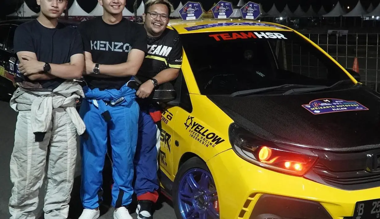 Teuku Ryan berpose bersama teman-temannya di samping mobil drifting-nya. (Foto: Instagram/ teukuryantr).