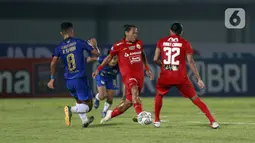 Pemain Persija Jakarta, Tony Sucipto, berusaha melewati pemain PSIS Semarang pada laga BRI Liga 1 di Stadion Indomilk Arena, Tangerang, Minggu (12/9/2021). Pertandingan berakhir 2-2. (Bola.com/M. Iqbal Ichsan)
