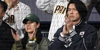 Pertandingan baseball bergengsi LA Dodgers sedang diadakan di Seoul, Korea Selatan. Beberapa artis Korea terlihat turut menyaksikan pertandingan ini, termasuk pasutri Hyun Bin dan Son Ye Jin. [Foto: Instagram/notyourfairytale]