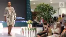 Model berjalan di atas catwalk pada Ecoprint Fashion Week 2022 di The Plaza Semanggi, Jakarta, Rabu (06/4/2022). Ecoprint adalah teknik pengolahan kain menggunakan bagian dari tumbuhan sebagai motif dan pewarna alami dengan kain serat alami seperti yang diproduksi APR. (Liputan6.com/Fery Pradolo)