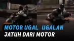 Kebanyakan gaya saat kendarai motor ugal-ugalan di jalan. Akhirnya dua pemuda tergelincir dari motor dan jatuh.