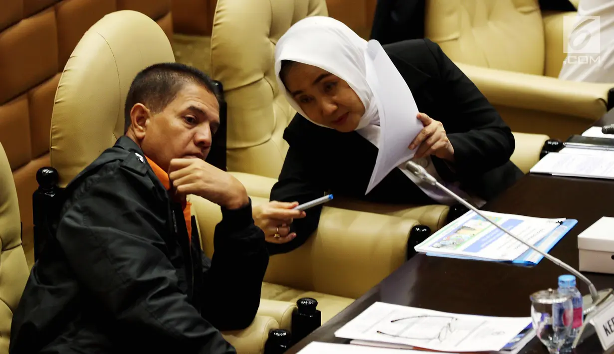 Kepala Basarnas M Syaugi bersama Kepala BMKG Dwikorita Karnawati saat rapat kerja dengan Komisi V DPR di Kompleks Parlemen, Senayan, Jakarta, Kamis (22/11). Raker membahas jatuhnya Lion Air PK-LQP rute Jakarta-Pangkalpinang. (Liputan6.com/JohanTallo)
