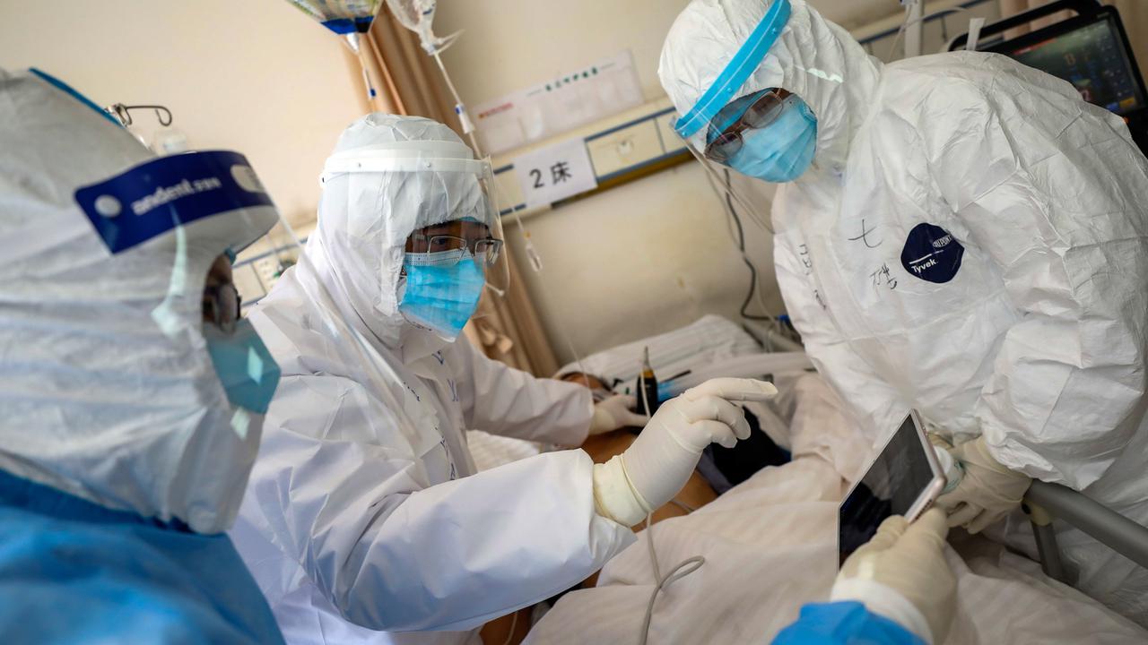 Kerja Keras Pekerja Medis Rawat Pasien Virus Corona