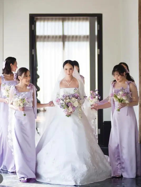 Pamela Bowie juga melepas masa lajang di tahun 2023, saat akad nikah, ia pun tampil bak princess dibalut gaun putih berbordir dari Monica Ivena. [@pammybowie]