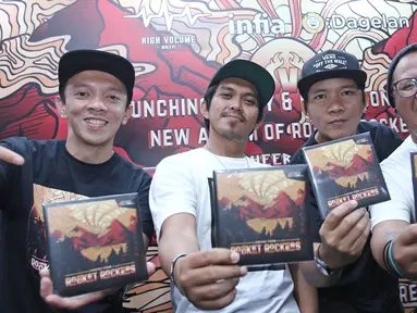 Personel band Rocket Rockers menunjukan album mereka seusai rilis album ke-6 di kawasan Tebet, Jakarta, Rabu (18/10). Album ke-6 Rocket Rockers berjudul Cheers From Rocket Rockers. (Liputan6.com/Herman Zakharia)