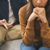 Sejumlah penyebab dapat menjadikan seseorang mengalami trust issue dalam menjalani hubungan/copyright shutterstock/Kmpzzz