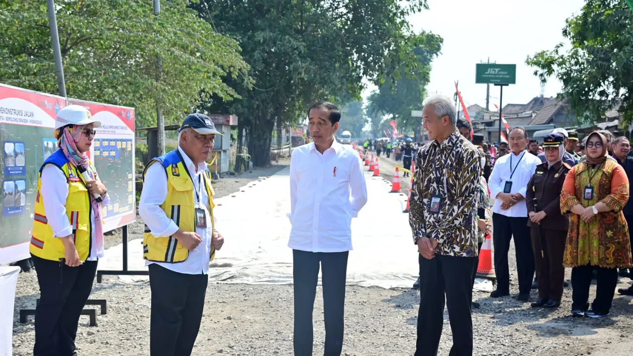 Presiden Jokowi meninjau perbaikan jalan Solo-Gemolong-Purwodadi di Jawa Tengah, Minggu (23/7/2023). Jokowi tampak didampingi Gubernur Jawa Tengah Ganjar Pranowo dan Menteri PUPR Basuki Hadimuljono.