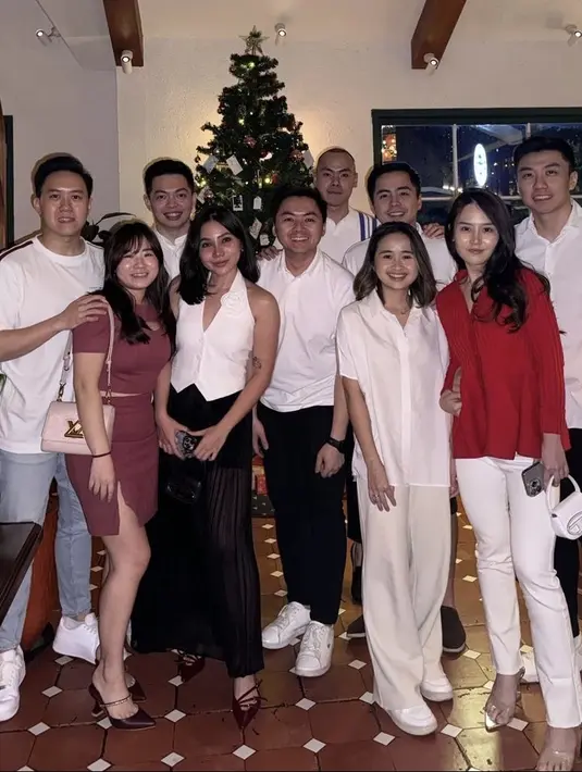 Gritte Agatha dan Arif juga merayakan Natal untuk pertama kalinya sebagai suami istrinya. Keduanya pun serasi mengenakan kemeja putih. [@gritteagathaa]