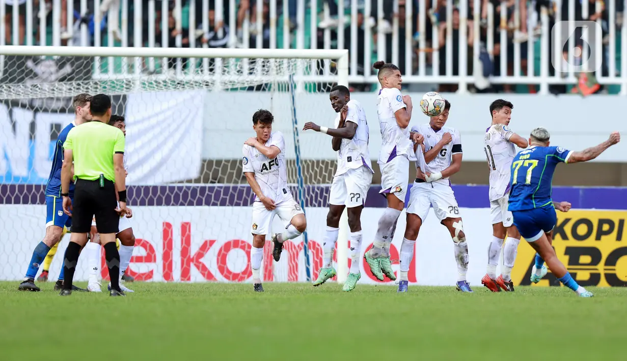 Pemain Persib Bandung Ciro Alves melepaskan tendangan saat melawan Persik Kediri pada laga BRI Liga 1 2022/2023 di Stadion Pakansari, Bogor, Jawa Barat, Rabu (8/3/2023). Persik Kediri mengalahkan Persib Bandung dengan skor 2-0. (Bola.com/M. Iqbal Ichsan)