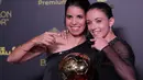 Pemain Timnas Spanyol, Aitana Bonmati (kanan) berpose setelah mendapatkan penghargaan Ballon d'Or Feminin 2023 pada acara malam penganugerahan di Theatre du Chatelet, Paris, Prancis, Senin (30/10/2023) waktu setempat. (AFP/Franck Fife)