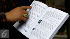 Buku Program Pelajar Jakarta Berkarakter yang diterbitkan oleh Yayasan al Kahfi, Jakarta, Jumat (25/9/2015). Yayasan al Kahfi melaporkan delapan pemilik akun media sosial yang telah memfitnah mereka ke Polda Metro Jaya. (Liputan6.com/Yoppy Renato)
