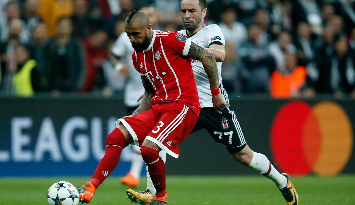 Pemain Bayern Munchen Arturo Vidal berusaha mempertahankan bola dari pemain Besiktas Gokhan Gonul saat pertandingan Liga Champions leg kedua di stadion Vodafone Arena di Istanbul (14/3). (AP Photo / Lefteris Pitarakis)