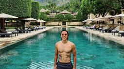 Saat tidak di lapangan hijau, Arthur Irawan menghabiskan waktu santainya dengan berenang. Arthur tetap menjaga kondisi agar tetap fit dan prima dengan cara berenang. Kondisi tubuh Arthur pun bisa terjaga dengan baik. (Liputan6.com/IG/@arthurirawan)