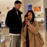 Pada salah satu momen yang ia bagikan lewat Instagram, Jennifer tampil begitu effortlessly chic saat menikmati suasana musim dingin sambil berbelanja di area butik-butik mewah. [@jennifercoppenreal20].