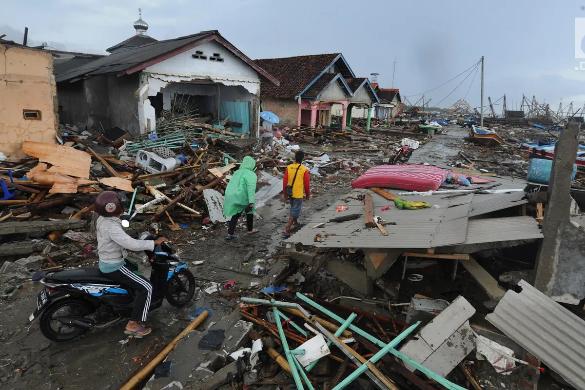 Usai Tsunami Selat Sunda, Warga Mulai Pulang Selamatkan Harta Benda