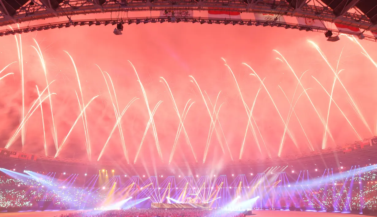Pesta kembang api menghiasi Stadion Gelora Bung Karno selama upacara penutupan Asian Games 2018 di Jakarta, Minggu (2/9). Sejumlah artis dalam dan luar negeri meriahkan acara penutupan. (AFP Photo/Arief Bagus)