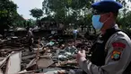 Sejumlah petugas menertibkan bangunan liar dan pedagang kaki lima di Jalan Tebet Barat Raya, Jakarta, Rabu (3/12/2014). (Liputan6.com/Johan Tallo)