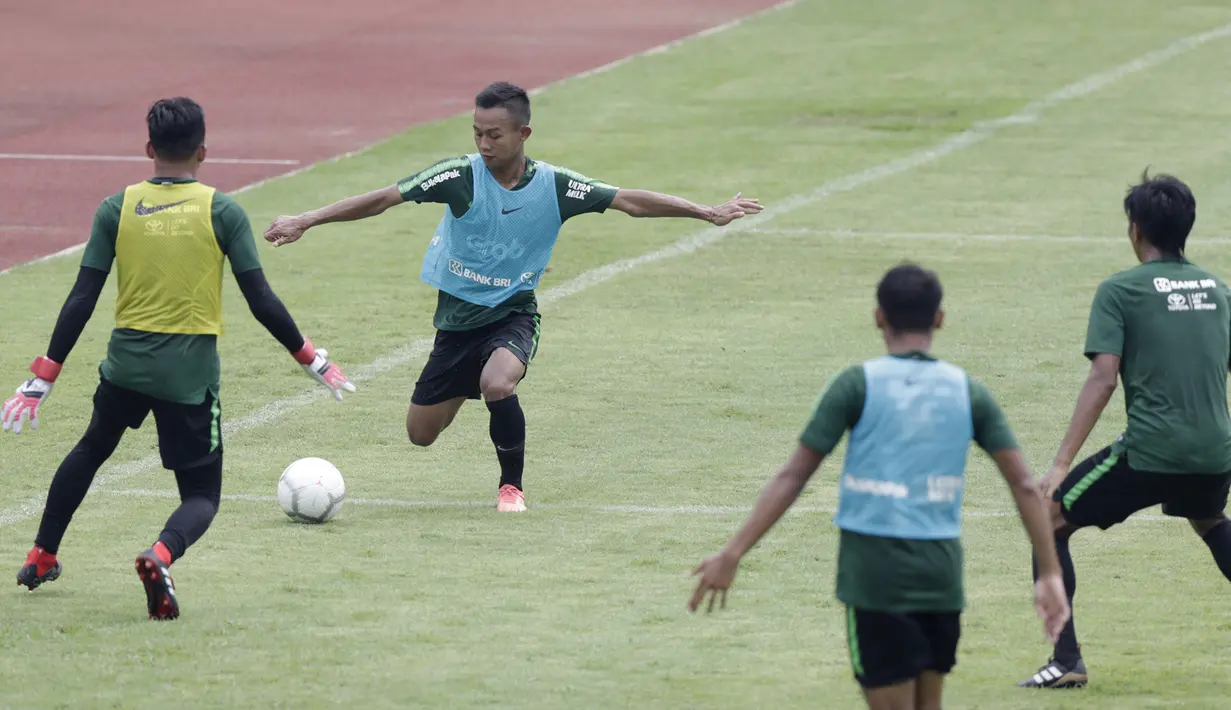 Pemain Timnas Indonesia U-22, Sani Rizki, mengontrol bola saat latihan di Stadion Madya, Jakarta, Selasa (15/1). Latihan ini merupakan persiapan jelang Piala AFF U-22. (Bola.com/Yoppy Renato)