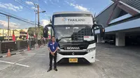 Nopare Sonrit adalah orang di balik kemudi bus Timnas Indonesia U-22 selama berlaga di Grup C SEA Games 2025. Ia menjadi nahkoda Skuad Garuda Muda mengarungi jalanan Chiang Mai, Thailand. (Bola.com/Bagaskara Lazuardi)