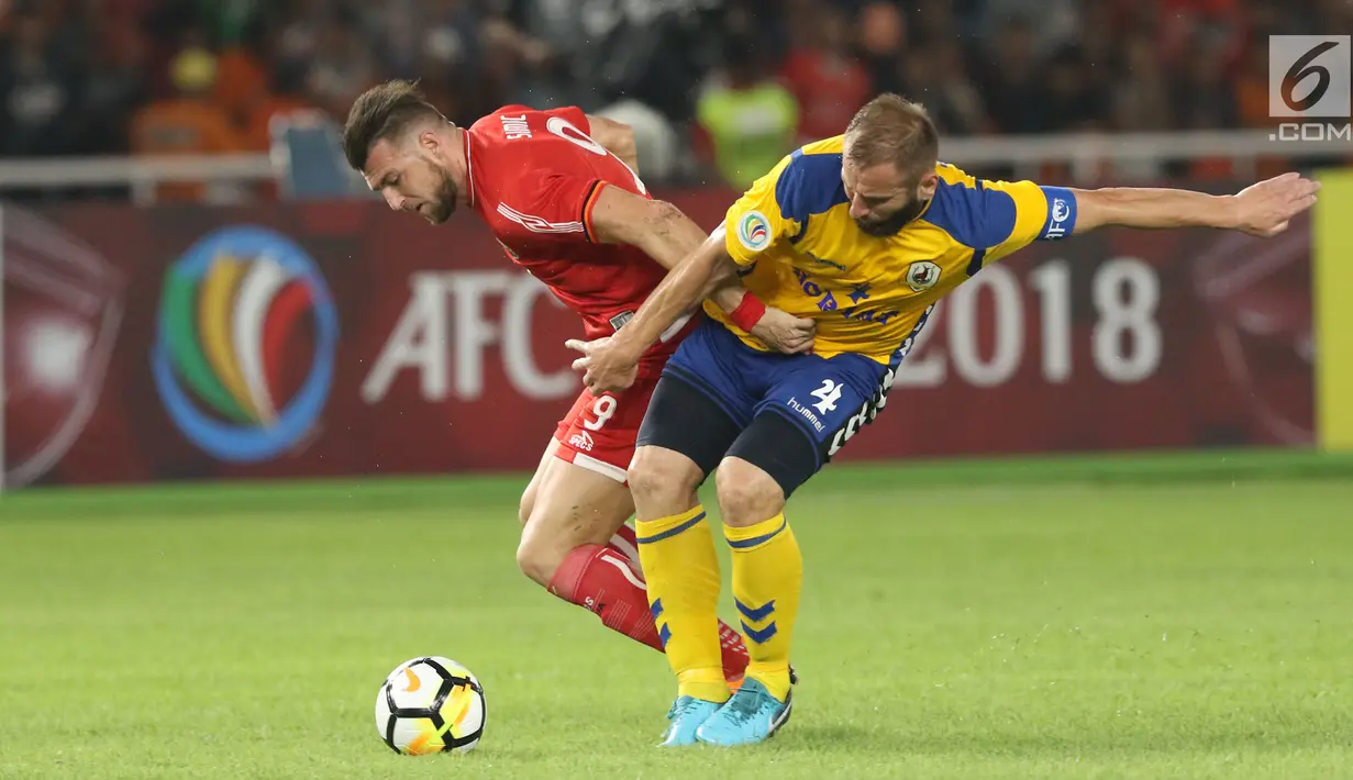 Penyerang Persija, Marko Simic (kiri) berebut bola dengan pemain Tampines Rovers pada laga grup H Piala AFC 2018 di Stadion GBK, Jakarta, Rabu (28/2). Babak pertama Persija unggul 2-0. (Liputan6.com/Helmi Fithriansyah)