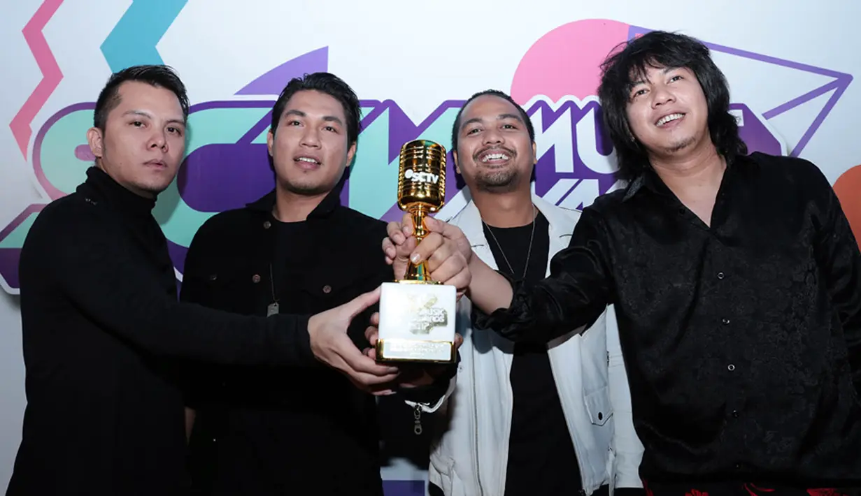 Sedangkan dalam Nominasi Group Band Paling Ngetop, dimenangkan oleh Armada. Group musik ini berhasil mengalahkan Noah, Kotak, Geisha dan HiVi. (Deki Prayoga/Bintang.com)
