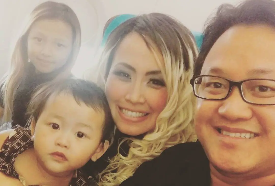 Pinkan Mambo bersama suami dan anak-anaknya [foto: instagram]