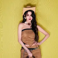 Lihat di sini tampilan Jang Wonyoung bergaya ala cowgirl di Paris Fashion Week. [@miumiu].