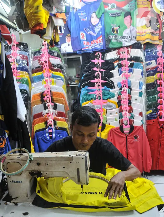 Sementara, kesibukan para pembuat atribut parpol ini terlihat di Blok III Pasar Senen. (merdeka.com/Iqbal S Nugroho)