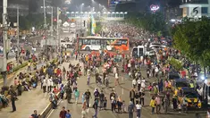Ribuan warga memadati Jalan MH Thamrin pada malam puncak peringatan HUT DKI Jakarta ke-492 di Bundaran HI Jakarta, Sabtu, (22/6/2019). Rangkaian perayaan HUT DKI Jakarta yang dikemas dalam konsep ekonomi kreatif dan seni dibuka Gubernur DKI Jakarta Anies Baswedan. (Liputan6.com/Immanuel Antonius)