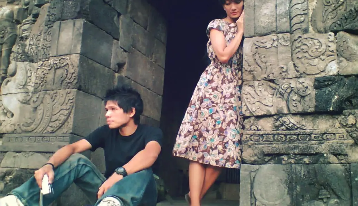 Sebelumnya, sang istri juga mengunggah foto kolase tahun 2006 dan foto sekarang. Artika mengenang sang saat sang suami mengajak kenalan hingga akhirnya menikah. (Instagram/artikasaridevi)