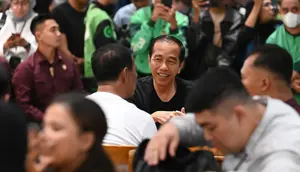 Presiden Joko Widodo (Jokowi) menikmati santap malam di salah satu warung mi di Kota Mataram, Selasa (30/4) (Istimewa)