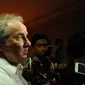 Alfred Riedl memberikan keterangan usai bertemu pimpinan PSSI di kawasan Stadion GBK Jakarta, Jumat (10/6/2016). PSSI resmi menunjuk Alfred Riedl sebagai pelatih Timnas Indonesia di Piala AFF 2016. (Liputan6.com/Helmi Fithriansyah)