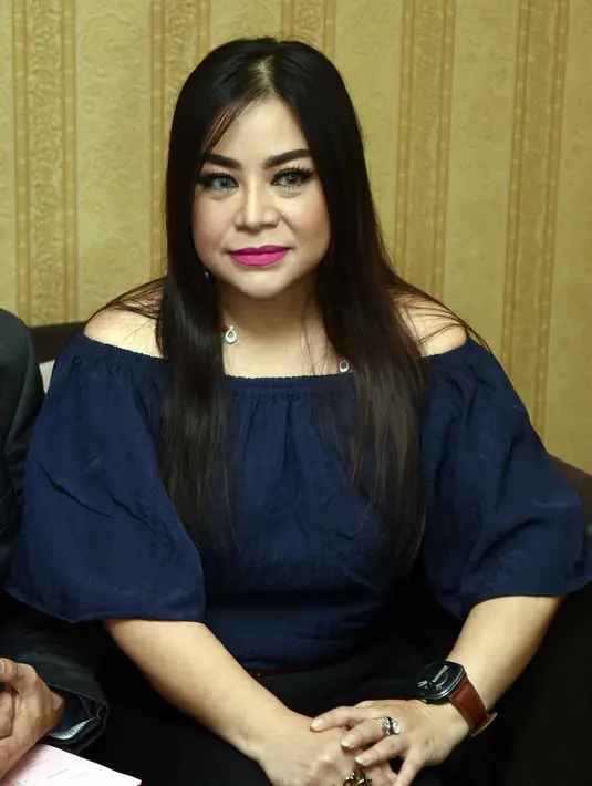 "Saya maunya dia (Sandy) dihukum di atas 10 tahun, jadi ada efek jera dalam 10 atau 20 kali lebaran enggak bisa ketemu keluarga. Aku pengin sih 100 miliar perdata," lanjut Annisa Bahar. (Nurwahyunan/Bintang.com)