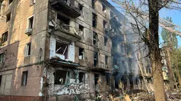 Tiga orang tewas dan 32 lainnya luka-luka dalam serangan rudal Rusia itu, kata gubernur regional, saat serangan udara dilaporkan terjadi di Kyiv dan kota-kota lain. (Handout/National Police of Ukraine/AFP)