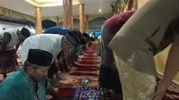 WBP Menjalankan Shalat Tarawih Di Masjid Lapas Kelas IIA Serang. (Rabu, 27/04/2022). (Liputan6.com/Yandhi Deslatama).