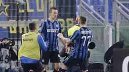 Pemain Inter Milan, Ivan Perisic (tengah merayakan gol saat timnya bermain imbang 1-1 pada lanjutan Serie A, di Stadion Olimpico, Sabtu atau Minggu (20/3/2016) dini hari WIB. (REUTERS/Max Rossi)