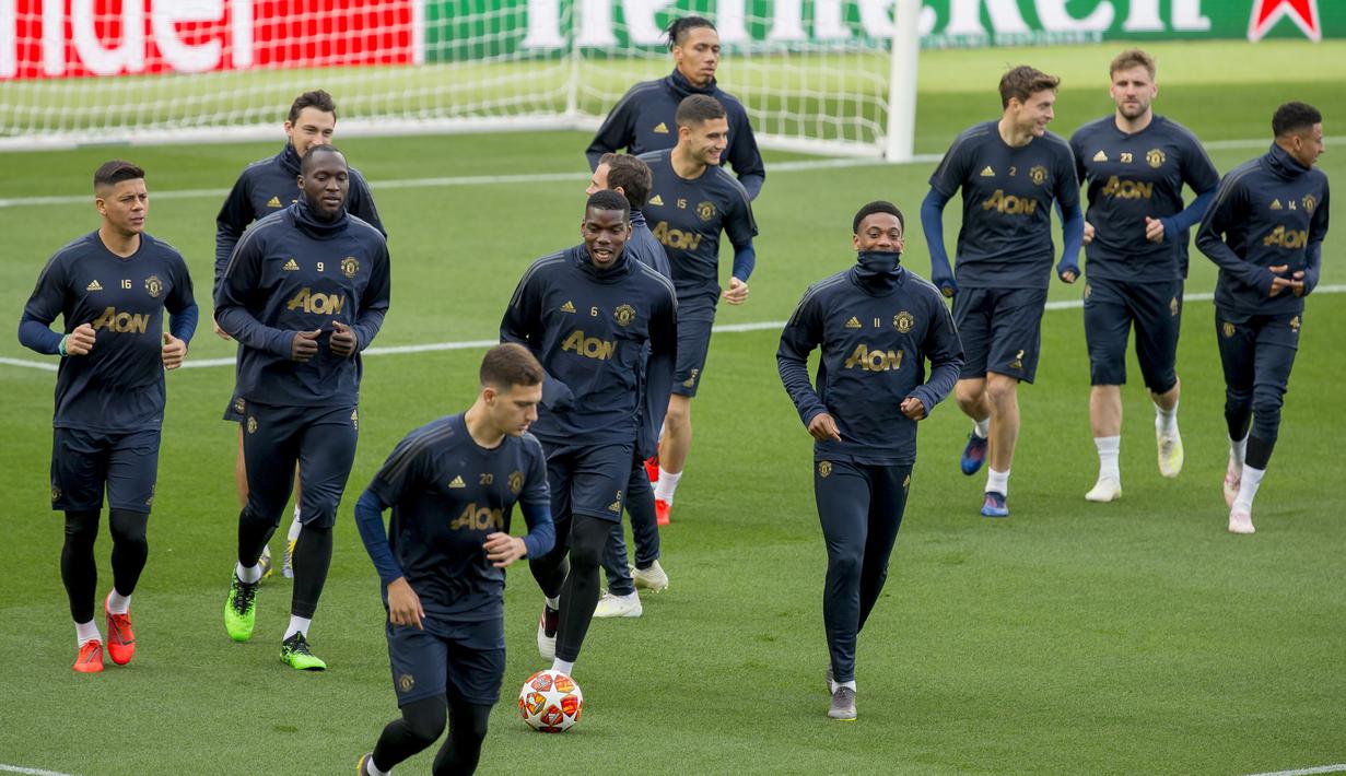 Para pemain Manchester United saat latihan jelang laga Liga Champions di Barcelona, Senin (16/4). Barcelona akan berhadapan dengan Manchester United. (AP/Joan Monfort)