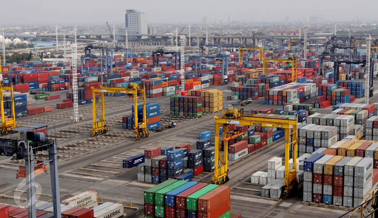 Suasana bongkar muat di Jakarta International Contener Terminal (JICT),Tanjung Priok, Jakarta, Selasa (15/9/2015). Nilai ekspor Indonesia Agustus 2015 mencapai US$12,70 M atau meningkat 10,79 persen dibanding ekspor Juli 2015. (Liputan6.com/Angga Yuniar)
