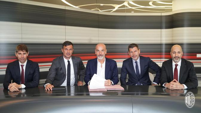 Stefano Pioli bersama direksi AC Milan. (dok. AC Milan)