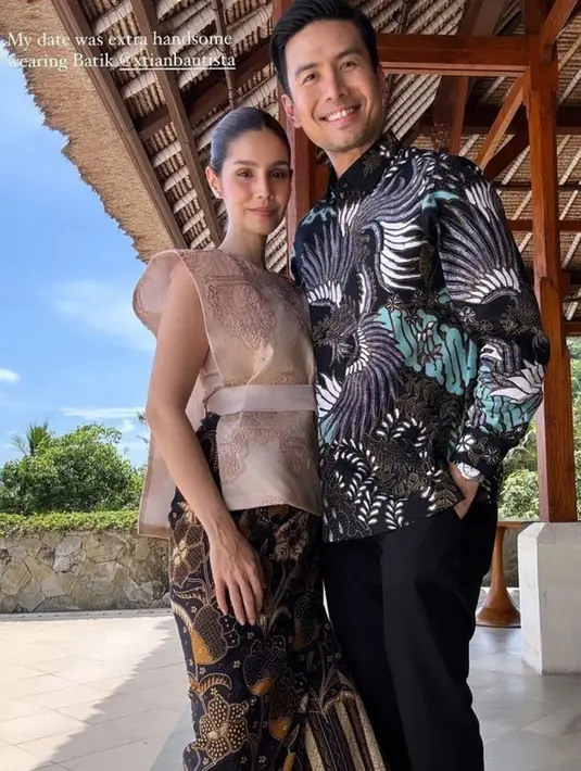 Di momen akad nikah, Christian Bautista hadir mengenakan batik lengan panjang. Sedangkan sang istri Kat Ramnani tampil elegan dalam balutan sleeveless pastel sebagai atasan, yang dipadukan bawahan kain batik. Keduanya serasi dan penuh kebahagiaan di momen spesial BCL dan Tiko. (Liputan6.com/IG/@xtianbautista)