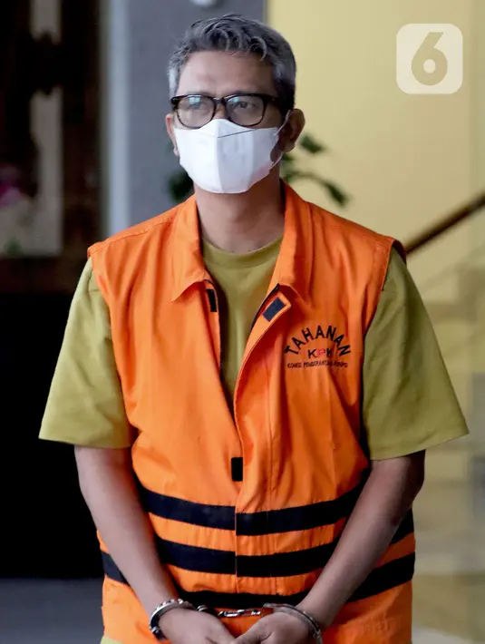 Bupati nonaktif Bintan, Apri Sujadi usai menjalani pemeriksaan di Gedung KPK, Jakarta, Selasa (23/11/2021). Apri merupakan tersangka dugaan korupsi pengaturan barang kena cukai dalam pengelolaan Kawasan Perdagangan Bebas dan Pelabuhan Bebas Kab Bintan 2016-2018. (Liputan6.com/Helmi Fithriansyah)