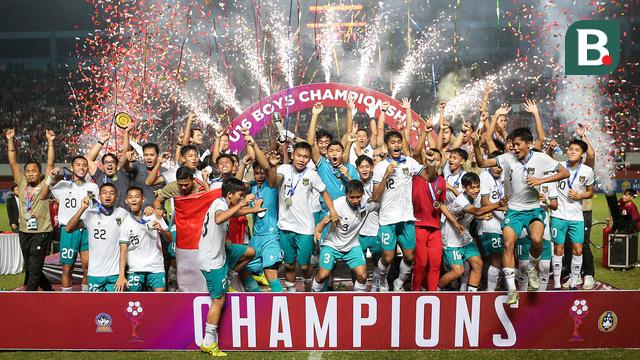 Foto: Bima Sakti dan Timnas Indonesia U-16 Kasih Kado Trofi Juara Piala AFF U-16 2022 untuk Kemerdekaan RI