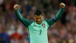 Penyerang Portugal,  Cristiano Ronaldo mengepalkan kedua tangannya usai pertandingan babak 16 besar piala Eropa 2016 di  Stade Bollaert, Lens , Prancis, (26/6). Portugal melaju ke babak 8 besar piala Eropa 2016. (REUTERS/Lee Smith)