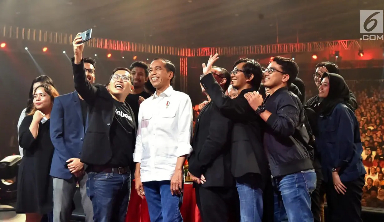 Founder dan CEO Bukalapak Achmad Zaky berselfie dengan Presiden Joko Widodo selama acara hari ulang tahun (HUT) ke-9 BukaLapak di Jakarta Convention Center (JCC), Kamis (10/1). (Liputan6.com/HO/Biropers)