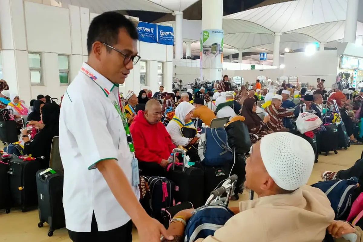 Direktur Bina Umrah dan Haji Khusus (UHK) Kementerian Agama Arfi Hatim meninjau langsung proses pemulangan jemaah haji khusus di Bandara King Abdulaziz, Jeddah. Dok Kemenag