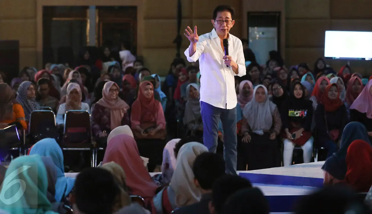 Direktur Marketing PT Sido Muncul Irwan Hidayat berbagi pengalaman menjadi entepreneur di hadapan para peserta hari kedua EMTEK Goes To Campus (EGTC) 2017 yang digelar di Auditorium Universitas Negeri Semarang, Kamis (6/4). (Liputan6.com/Yoppy Renato)