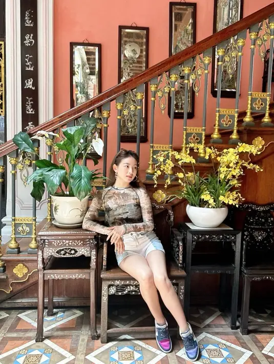 Begitupun kala di Malaysia, Natasha tampil chic dengan sheer long sleeve top, two tone pants dan sepatu kets warna-warni. [Foto: IG/natashawilona12].